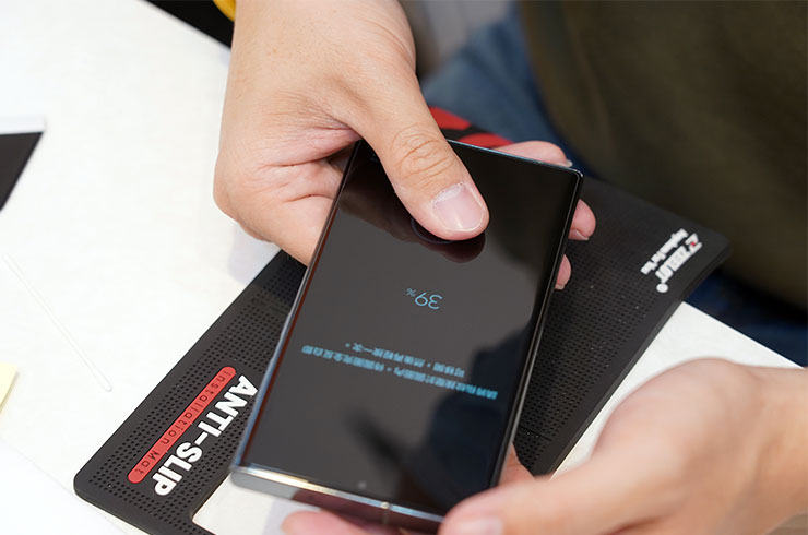 在照紫外燈固化前，會先實測一下超聲波指紋辨識的功能。