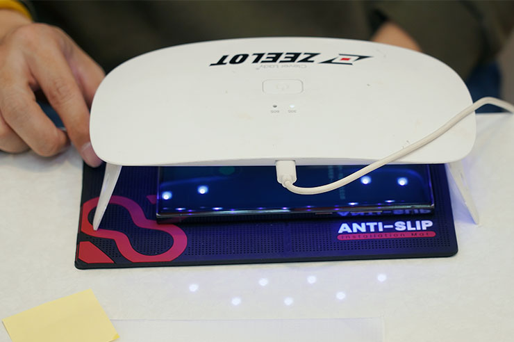 指紋辨識確認無誤後，再進行紫外線燈光照射完成 UV 膠固化。