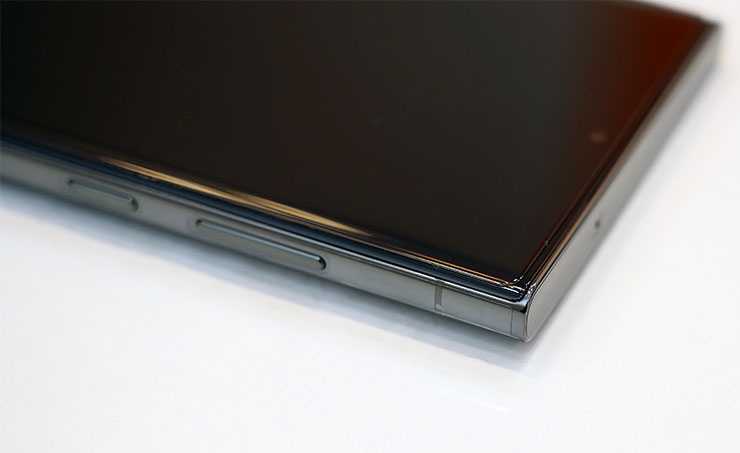 ZEELOT 曲面玻璃保護貼安裝完成，可以看到為了支援市售防摔殼，邊緣些微的退縮設計。