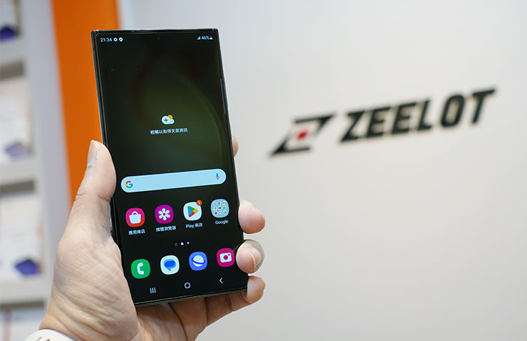 Galaxy S23 Ultra 的 6.8 吋螢幕優秀依舊，因此需要有可靠的 ZEELOT 曲面玻璃保護貼做好完整防護！