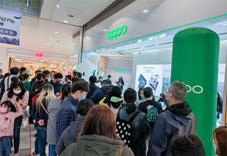 OPPO Find N2 Flip 預購取機首日開紅盤!交機享 17000 元加碼好禮創排隊人潮! - 阿祥的網路筆記本 於今日(2/25)接力開賣,最高可享破17,000元超值好禮,吸引現場湧現大批O粉排隊。