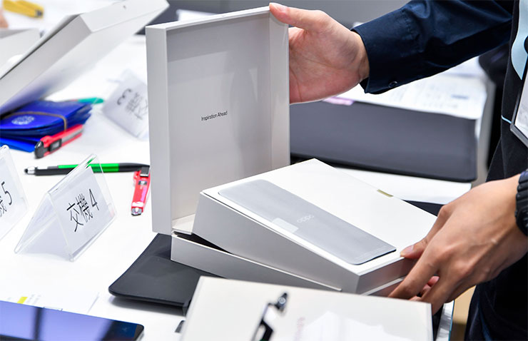 OPPO Find N2 Flip 預購取機首日開紅盤!交機享 17000 元加碼好禮創排隊人潮! - 阿祥的網路筆記本 耀眼靈動的月曜紫和沉穩內斂的天際黑兩種配色在預購表現上旗鼓相當,均受消費者喜愛