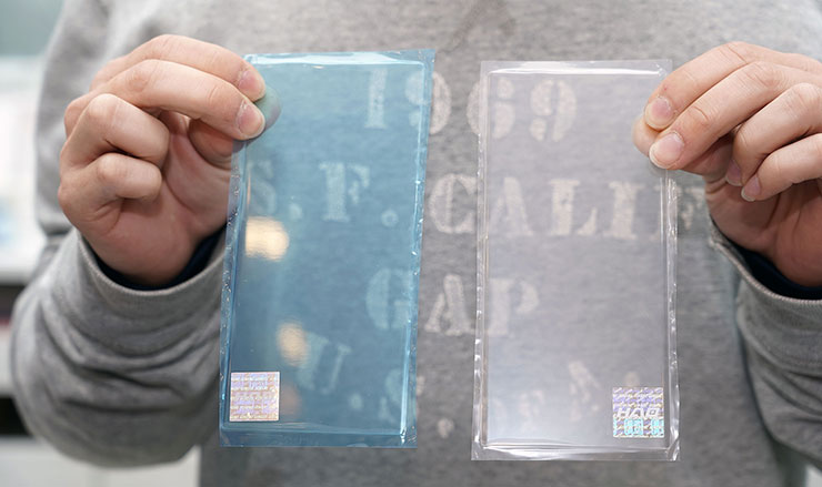 圖左貼上藍色保護膜的就是 「電競霧」版本 HAO 5D 果凍膠保護貼，而圖右透明保護貼的是「全透明」版本的 HAO 5D 果凍膠保護貼