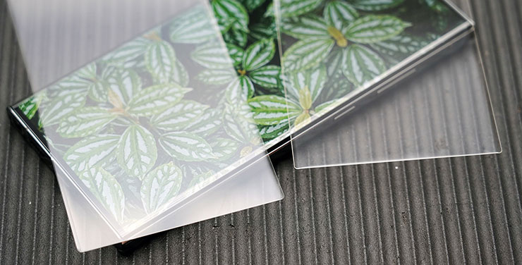圖左的 「電競霧」版本 HAO 5D 果凍膠保護貼從側面來看能夠發現到微微毛玻璃的質感，圖右「全透明」版本的 HAO 5D 果凍膠保護貼則有著超透明的視覺感
