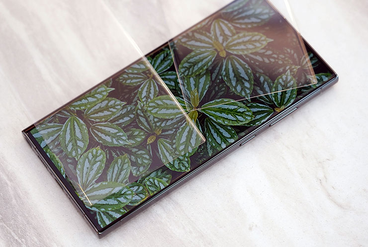 若從較正面的角度來看，圖左的 「電競霧」版本 HAO 5D 果凍膠保護貼與圖右「全透明」版本的 HAO 5D 果凍膠保護貼都有著極高的透明度，能呈現原機螢幕畫質