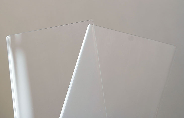 圖左的「全透明」版本的 HAO 5D 果凍膠保護貼與圖右的「電競霧」版本 HAO 5D 果凍膠保護貼都是無邊框的全透明設計，不過仔細看可以發現到電競霧版本的保護貼有在前鏡頭挖孔處做了全透明處理，以確保不影響自拍的畫質表現。