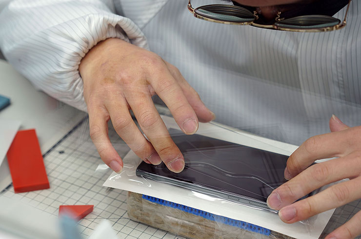 「電競霧」版本 HAO 5D 果凍膠保護貼同樣在無塵包膜室中使用獨家果凍膠進行貼合。