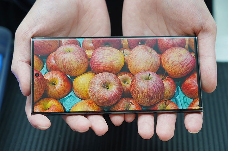 「電競霧」版本 HAO 5D 果凍膠保護貼實際安裝完成後的樣子，可以發現到畫面的畫質與色彩表現都與全透明本一致，有著相當出色的視覺效果。