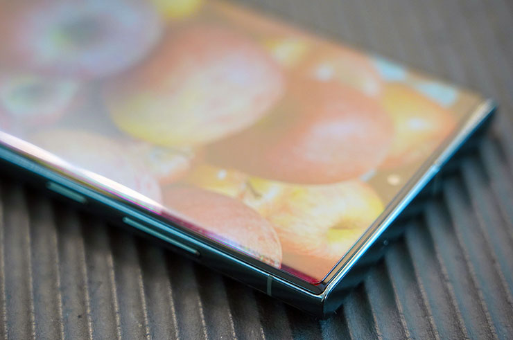 「電競霧」版本 HAO 5D 果凍膠保護貼的曲面角度與 S23 Ultra 完美貼合，邊緣也有保留空間，可支援市售的防摔殼，不會有擠邊、壓邊的問題。