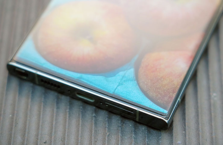 「電競霧」版本 HAO 5D 果凍膠保護貼上下側也同樣保留有邊緣退縮空間。