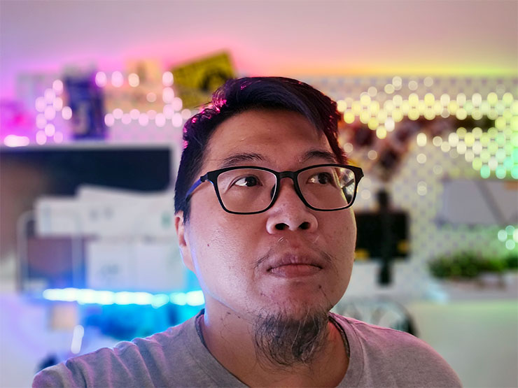 在室內微光下，也能拍攝出人物清晰、背景柔焦虛化的效果。