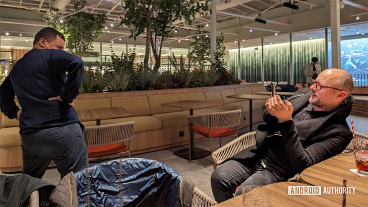 自拍美顏不稀奇,這款手機竟然有「豐臀濾鏡」你敢信? - 阿祥的網路筆記本 外媒使用 TENCO Phantom V Fold 的「豐臀模式」的實測場景…