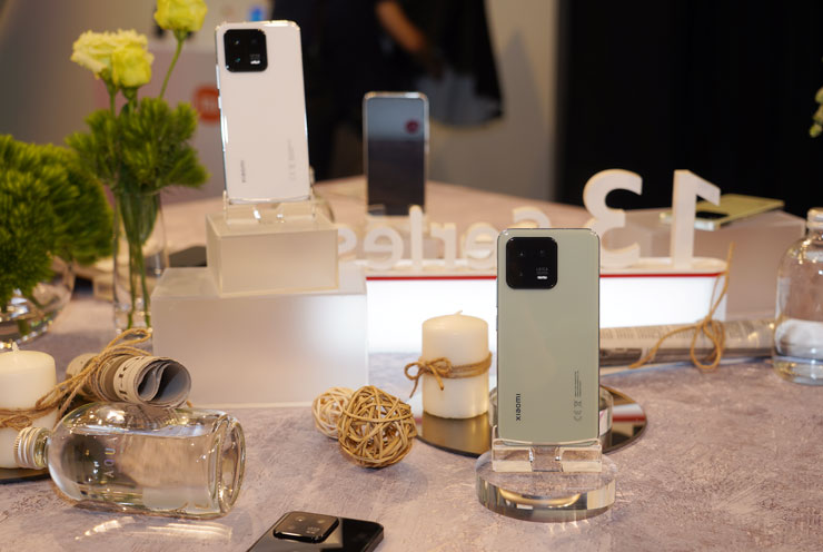 Xiaomi 13 擁有曠野綠、白色與黑色三種顏色