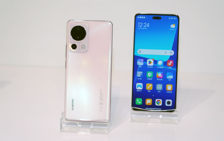 Xiaomi 13 Lite 的淺粉色款相當粉嫩