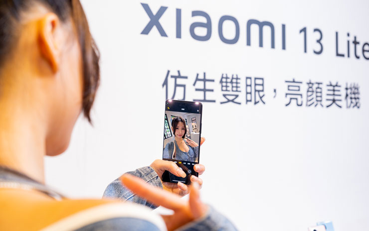 Xiaomi 13 Lite擁有雙自拍鏡頭與雙柔光燈，以及極致輕薄、機身多彩的外觀，在僅7.23mm的機身中容納了6.55吋AMOLED螢幕與4500mAh大電量，化身目前最夯的短影音神機。