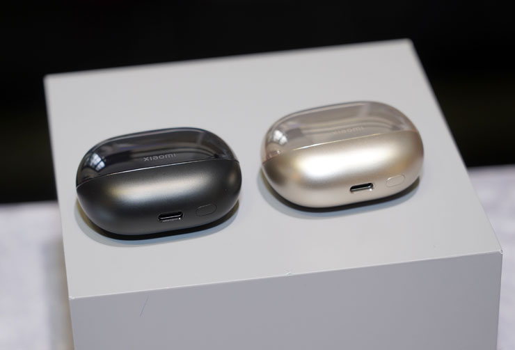 Xiaomi Buds 4 Pro 月影黑（左）與星耀金（右）兩色