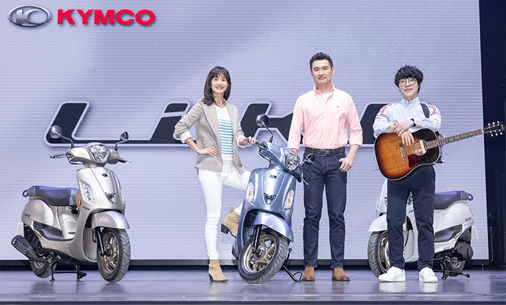 光陽集團柯勝峯董事長（中）與代言人謝怡芬（左）和盧廣仲（右）