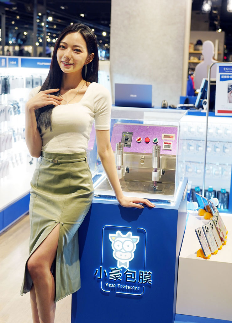 <strong>小豪包膜進駐新光三越!台北信義 A11 新櫃火熱登場~百大女郎冠軍啾啾帶你開箱!</strong> - 阿祥的網路筆記本 本文特派導覽員~就是今年二連霸百大女郎冠軍的啾啾~有沒有覺得畫面一整個香起來了呢?