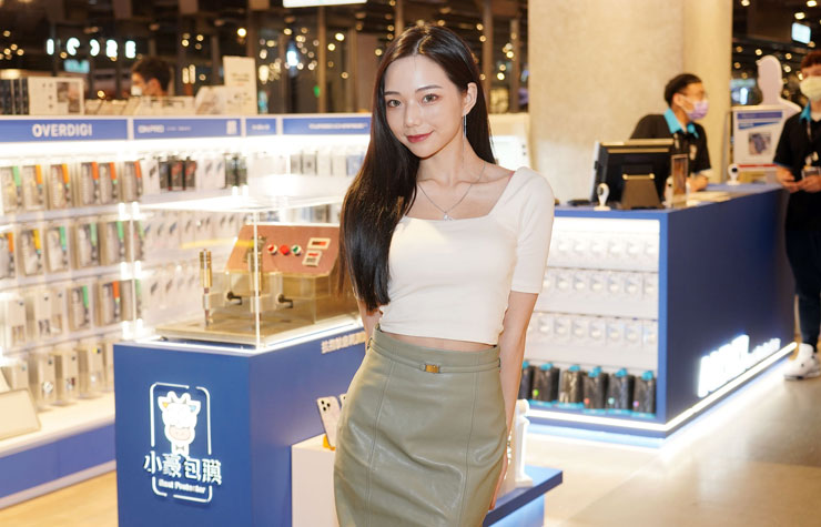 <strong>小豪包膜進駐新光三越!台北信義 A11 新櫃火熱登場~百大女郎冠軍啾啾帶你開箱!</strong> - 阿祥的網路筆記本 位於 3F 的 小豪包膜 – 信義新光三越 A11 旗艦店 2.0 到了,櫃位雖然不大,但佈置十分精美,陳列的商品也琳瑯滿目。