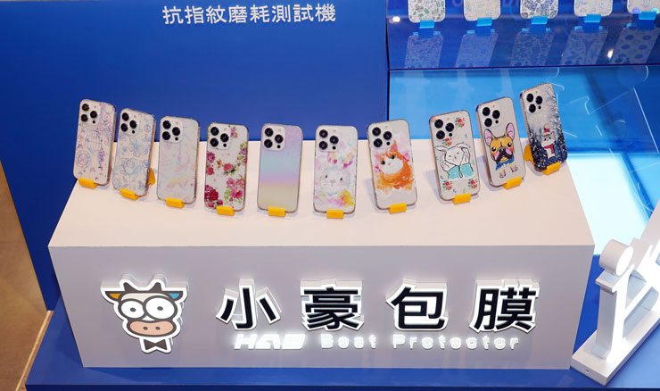 <strong>小豪包膜進駐新光三越!台北信義 A11 新櫃火熱登場~百大女郎冠軍啾啾帶你開箱!</strong> - 阿祥的網路筆記本 櫃位上也陳列了許多展示機實貼的機身彩膜,每一個都好可愛啊!