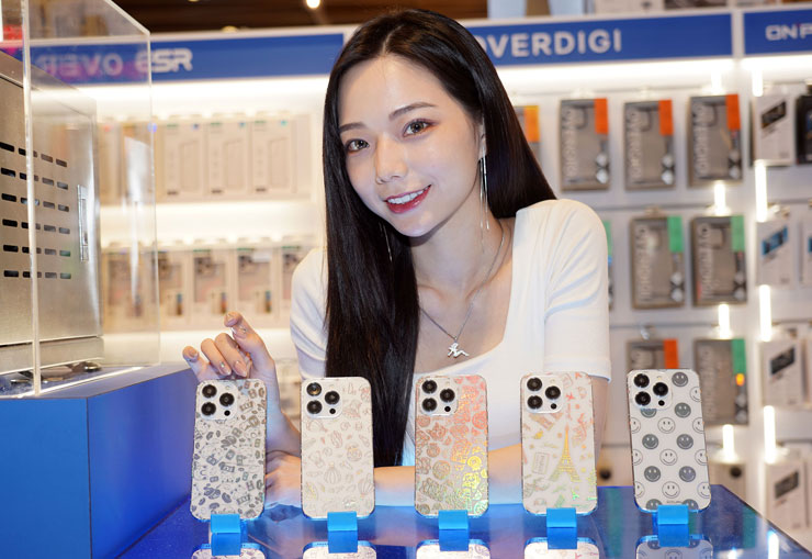 <strong>小豪包膜進駐新光三越!台北信義 A11 新櫃火熱登場~百大女郎冠軍啾啾帶你開箱!</strong> - 阿祥的網路筆記本 機身彩膜的樣式十分多元,讓啾啾挑了好久!