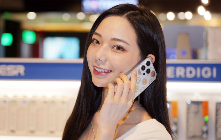 <strong>小豪包膜進駐新光三越!台北信義 A11 新櫃火熱登場~百大女郎冠軍啾啾帶你開箱!</strong> - 阿祥的網路筆記本 相較於原機的純色,搭配彩膜之後的視覺感完全不同,出門也不用擔心和別人撞機囉!