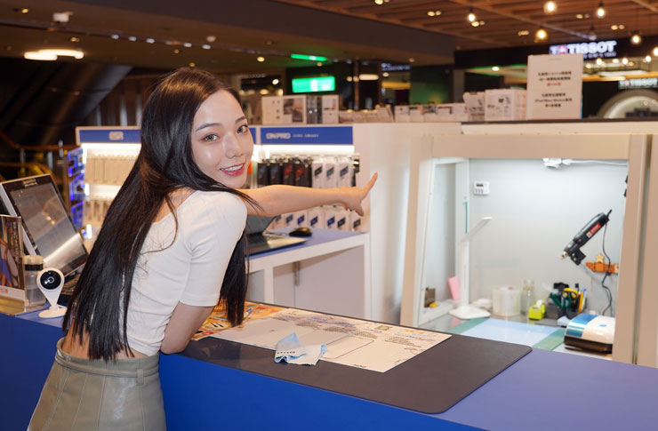 <strong>小豪包膜進駐新光三越!台北信義 A11 新櫃火熱登場~百大女郎冠軍啾啾帶你開箱!</strong> - 阿祥的網路筆記本 眼尖的啾啾也發現到櫃台後的秘密空間!