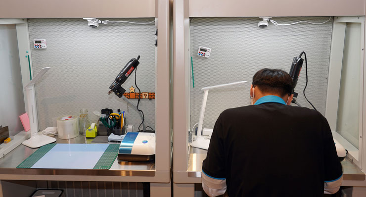 <strong>小豪包膜進駐新光三越!台北信義 A11 新櫃火熱登場~百大女郎冠軍啾啾帶你開箱!</strong> - 阿祥的網路筆記本 為了帶來最高品質,小豪包膜 – 信義新光三越 A11 旗艦店 2.0 也導入了獨特的「無塵桌」設備,能讓包膜師傅的作業空間不會受到外界灰塵、毛屑的污染。