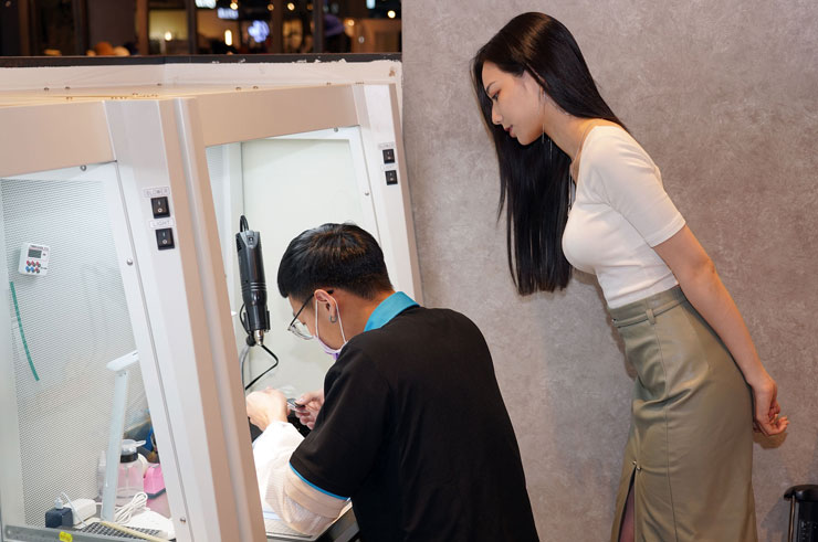 <strong>小豪包膜進駐新光三越!台北信義 A11 新櫃火熱登場~百大女郎冠軍啾啾帶你開箱!</strong> - 阿祥的網路筆記本 啾啾看起來很好奇包膜的過程啊?店長特別「放行」讓他進到櫃台就近觀察。