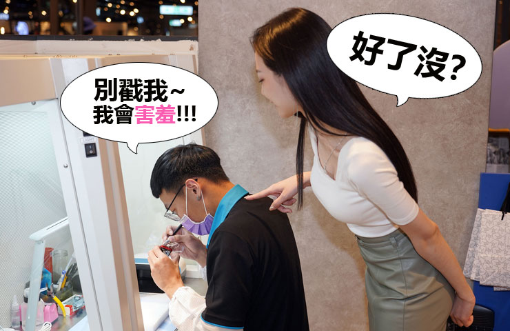 <strong>小豪包膜進駐新光三越!台北信義 A11 新櫃火熱登場~百大女郎冠軍啾啾帶你開箱!</strong> - 阿祥的網路筆記本 不過咧~這樣對師傅動手動腳的行為就不建議了啦,尤其是男師傅看起來這麼害羞,怎麼擋得住啾啾百萬人氣的魅力?