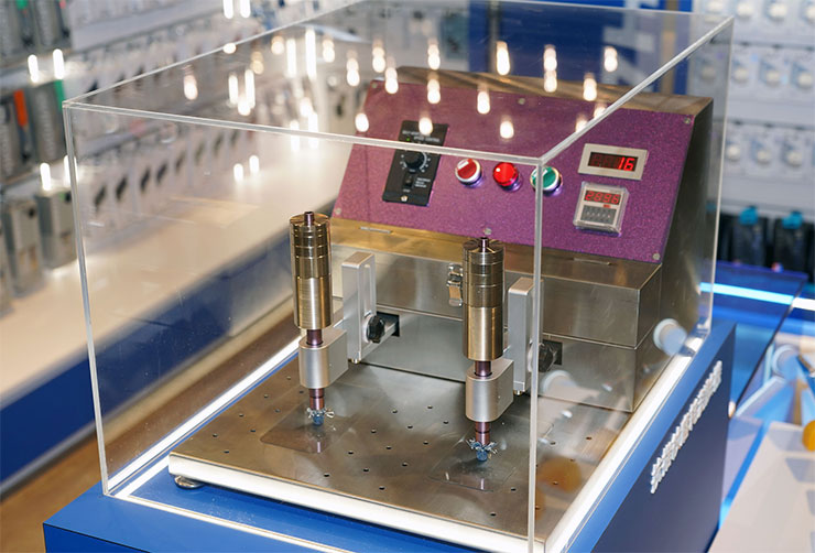 <strong>小豪包膜進駐新光三越!台北信義 A11 新櫃火熱登場~百大女郎冠軍啾啾帶你開箱!</strong> - 阿祥的網路筆記本 在櫃位上也放了一台「抗指紋磨耗測試機」來實測 HAO 果凍保護貼表面鍍膜的耐用度。