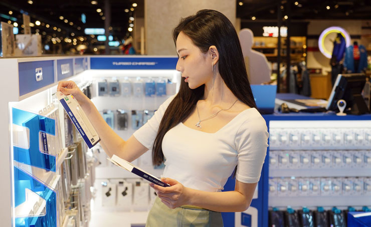 <strong>小豪包膜進駐新光三越!台北信義 A11 新櫃火熱登場~百大女郎冠軍啾啾帶你開箱!</strong> - 阿祥的網路筆記本 ESR 的手機防摔殼似乎很吸引她的目光?