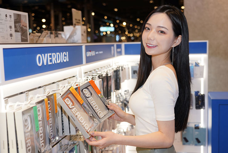 <strong>小豪包膜進駐新光三越!台北信義 A11 新櫃火熱登場~百大女郎冠軍啾啾帶你開箱!</strong> - 阿祥的網路筆記本 OVERDIGI 的殼似乎也很不錯,樣式也不少?