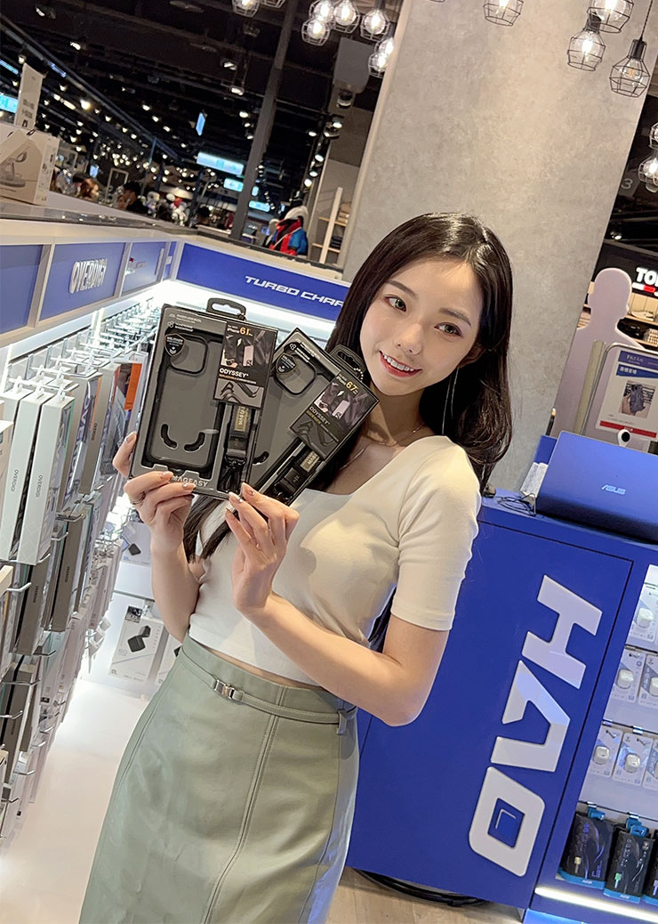 <strong>小豪包膜進駐新光三越!台北信義 A11 新櫃火熱登場~百大女郎冠軍啾啾帶你開箱!</strong> - 阿祥的網路筆記本 MAGEASY 自帶掛帶的款式看起來也很方便。