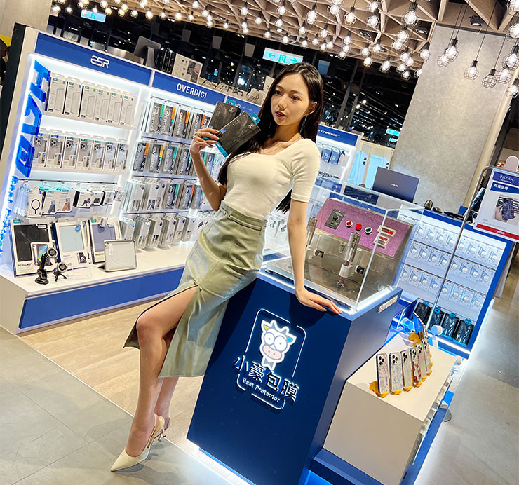 <strong>小豪包膜進駐新光三越!台北信義 A11 新櫃火熱登場~百大女郎冠軍啾啾帶你開箱!</strong> - 阿祥的網路筆記本 HAO 5G 果凍玻璃保護貼也有推出盒裝版本,可以讓消費者買回家自己貼。