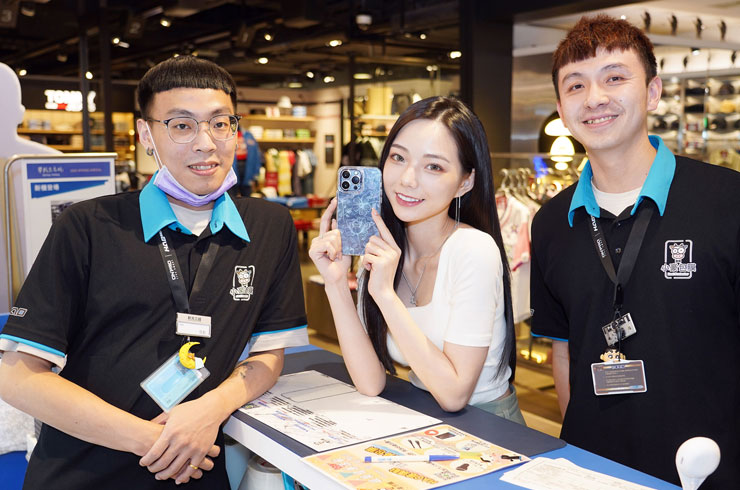 <strong>小豪包膜進駐新光三越!台北信義 A11 新櫃火熱登場~百大女郎冠軍啾啾帶你開箱!</strong> - 阿祥的網路筆記本 完成機身包膜的 iPhone 14 Pro 一整個改頭換面,Bling Bling 閃亮亮地讓人心情大好~當然,啾啾兩旁的小豪包膜店員想必也是心花朵朵開吧?