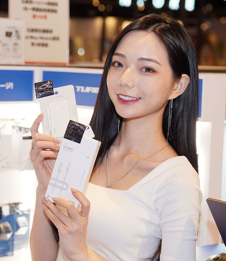 <strong>小豪包膜進駐新光三越!台北信義 A11 新櫃火熱登場~百大女郎冠軍啾啾帶你開箱!</strong> - 阿祥的網路筆記本 另外也能選擇支援 20W 快充的 OnPro 行動電源與 100 cm 充電線確保外出手機也有電。