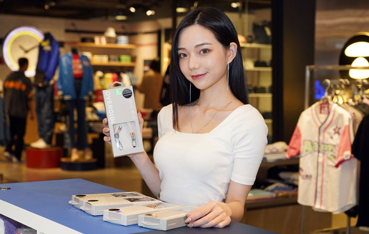 <strong>小豪包膜進駐新光三越!台北信義 A11 新櫃火熱登場~百大女郎冠軍啾啾帶你開箱!</strong> - 阿祥的網路筆記本 除了完成 iPhone 螢幕保護貼和機身包膜,啾啾一不小心就帶著一堆 iPhone 週邊到櫃台結帳去了!