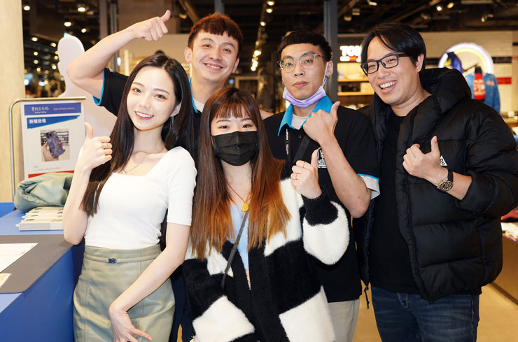 <strong>小豪包膜進駐新光三越!台北信義 A11 新櫃火熱登場~百大女郎冠軍啾啾帶你開箱!</strong> - 阿祥的網路筆記本 百萬女郎冠軍啾啾的小豪包膜 A11 旗艦店 2.0 一日導覽任務~成功!想要最專業的手機防護服務,現在也可就近到台北信義新光三越 A11 的 3F 囉!