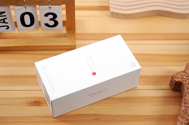 今年的 Xiaomi 13 外盒包裝改為全白設計，也因此盒面上紅色的徠卡可樂標更為醒目。