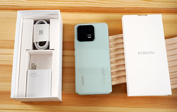 盒內採三層式配置，包括最上層的配件說明書盒、中間的手機本體與下層的充電器與充電線。