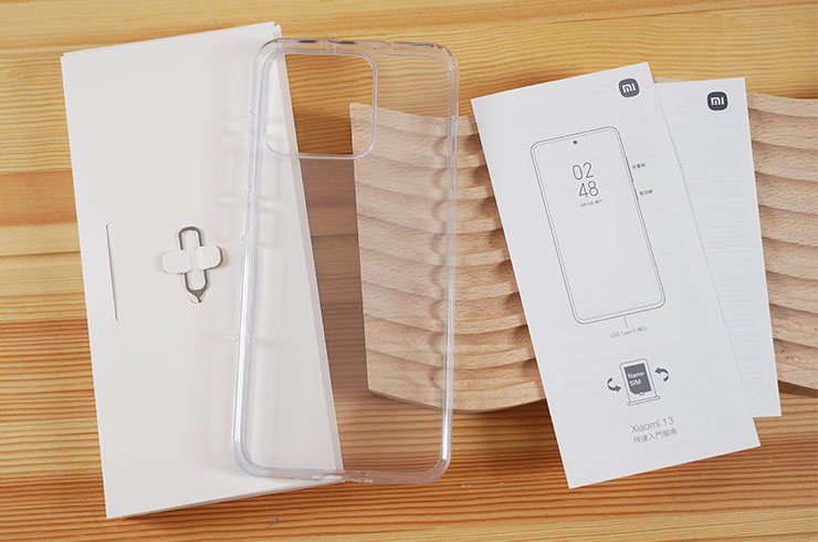 配件說明書盒中有附一個清水保護套、退卡針與說明書。