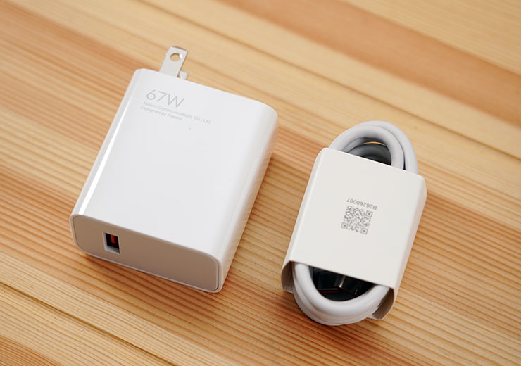 而小米也是少數維持隨盒提供充電器的廠商，而且給的還是 67W 快充的充電器，當然充電線也是標配之一。