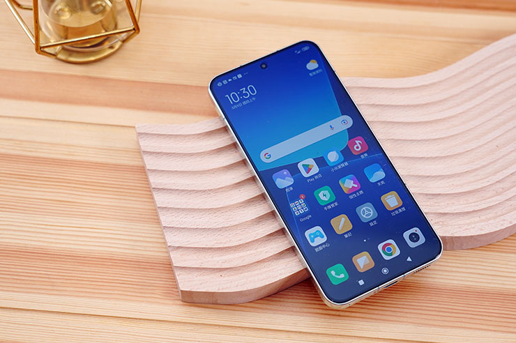 Xiaomi 13 的螢幕採用 E6 等級的 AMOLED 面板，有著讓人驚艷的超高螢幕占比和超窄邊框。