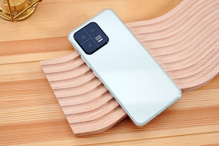 機身背面的邊緣做了弧面處理，相機模組改為方型模組並整合了三鏡頭與補光燈，視覺上更為簡潔。