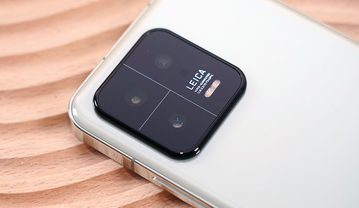 三鏡頭與方型相機模組完美融合，同時也有醒目的 LEICA 字樣與鏡頭規格數據。