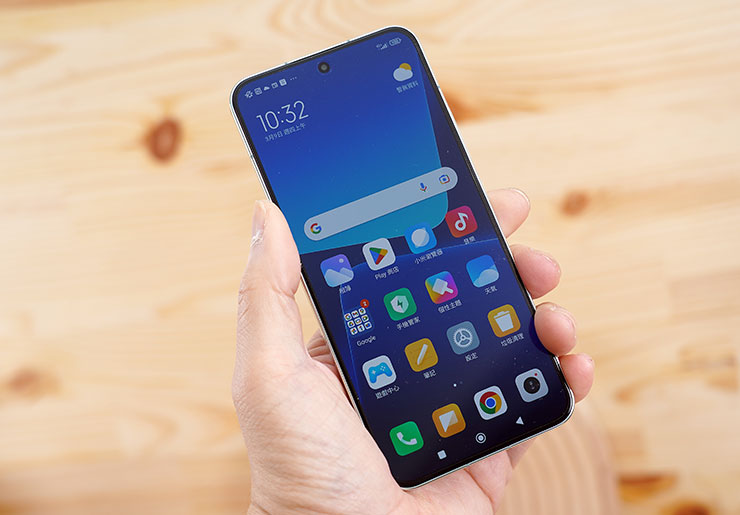 Xiaomi 13 搭配 6.36 吋螢幕，尺寸是一手可以輕鬆掌握的大小，且握感出色。