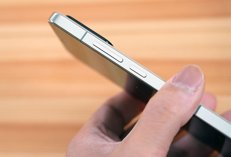 邊框改為平面式設計，但邊緣的弧面修飾也讓手感更為提升，不會有割手的感覺。