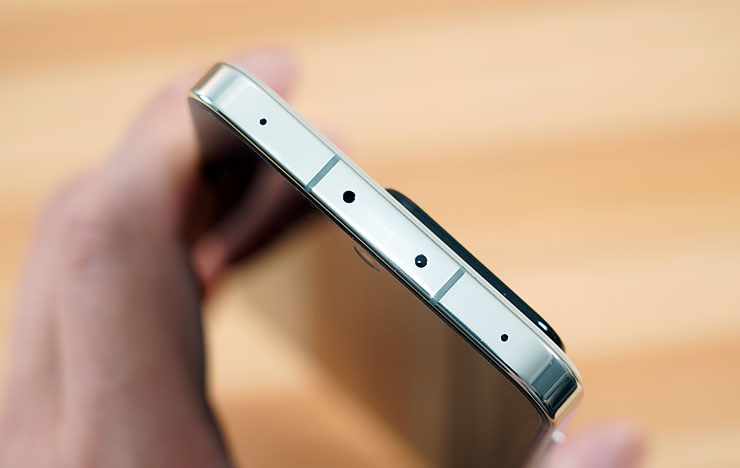 機身頂部可以看到抗噪麥克風與目前較難看到的紅外線控制器，能搭配 APP 進行不同類型家電的遙控。