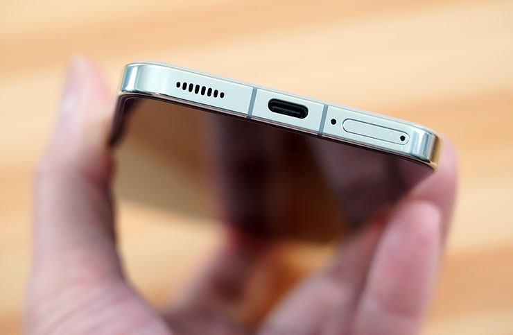 機身底部可以看到揚聲器孔、USB C 埠、麥克風與 SIM 槽（支援雙 nano SIM 卡 5G 雙卡雙待）。